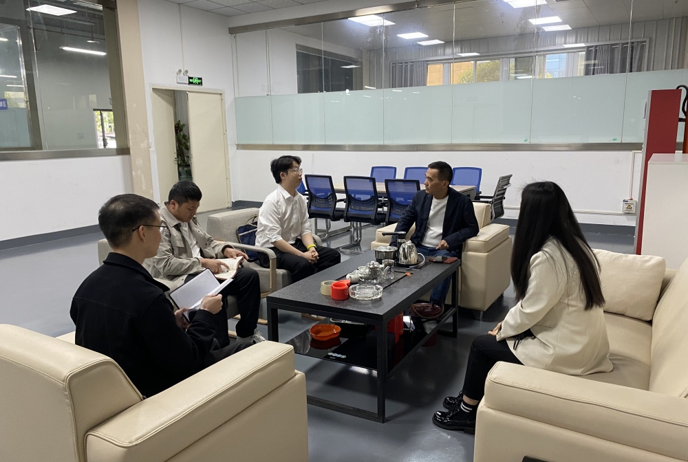 赴五里新伟泰毛绒玩具公司洽谈进建